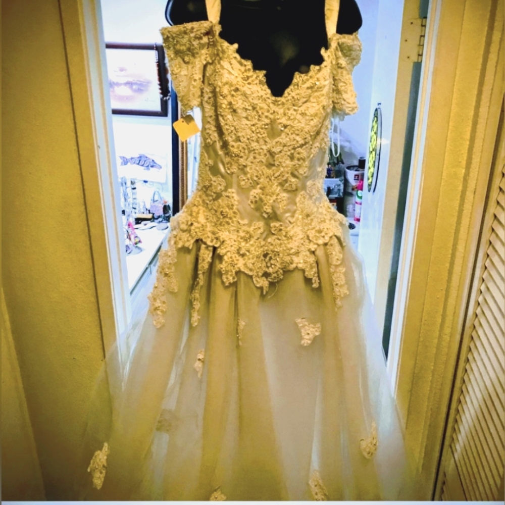 Amor Elegant White Lace Off-Shoulder Princess Gown